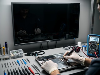 تکنسین تعمیر تلویزیون